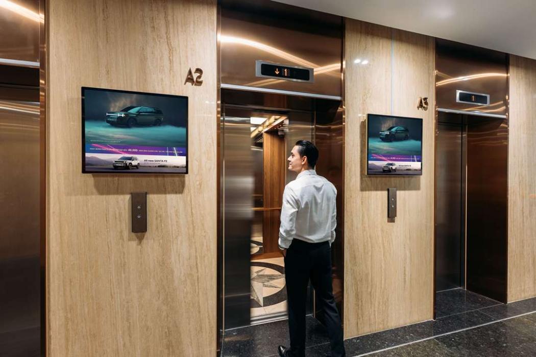 Trong thời đại quảng cáo tràn lan, "được nhìn thấy" mới thực sự là điều xa xỉ