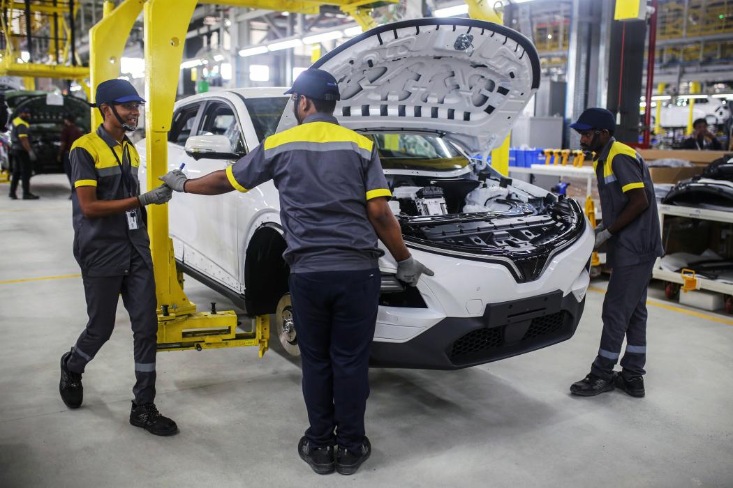 Bên trong nhà máy của VinFast tại Ấn Độ. Hình ảnh: Dhiraj Singh cho Bloomberg