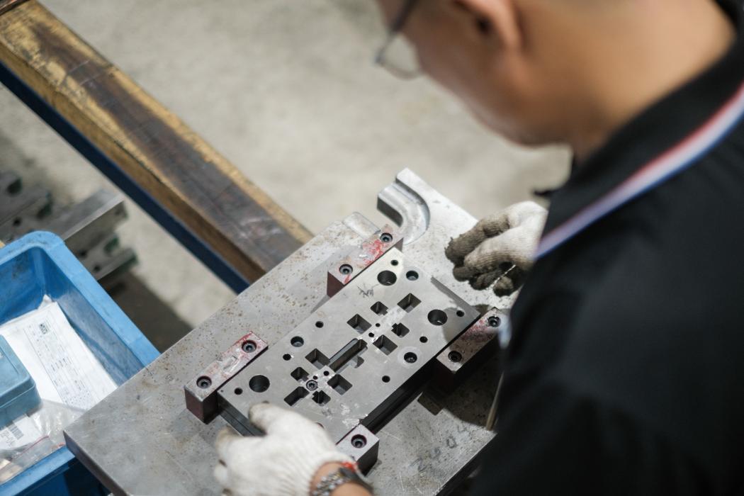 Hình ảnh: https://www.shutterstock.com/vi/image-photo/tug-boat-pulling-cargo-container-ship-2446386503?trackingId=e0eaa9c8-50fe-4e55-9122-e2f820ffe807&dd_referrer= 