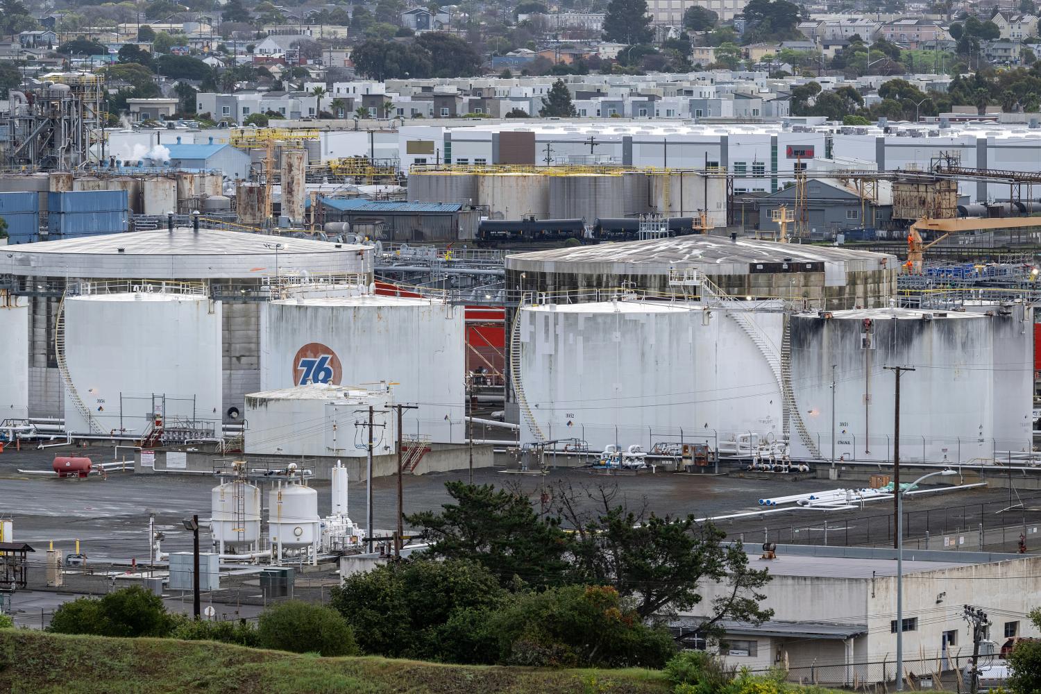 Giá dầu sẽ lên 80 USD/thùng theo UOB, Việt Nam đối mặt áp lực lạm phát tăng