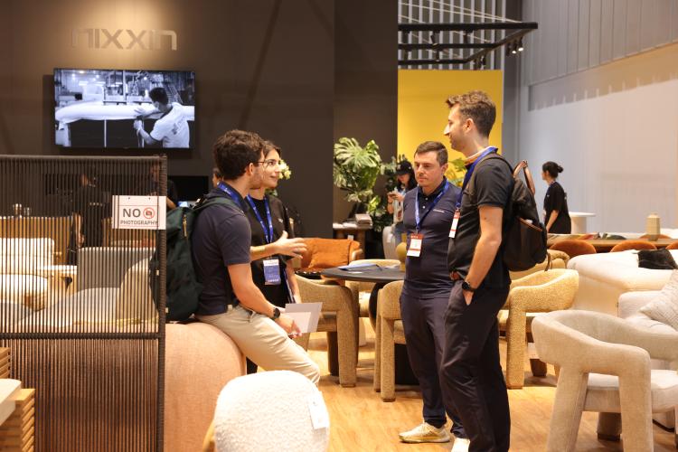 Các nhà mua hàng trao đổi tại hội chợ HawaExpo 2025. Hình ảnh: HAWA.
