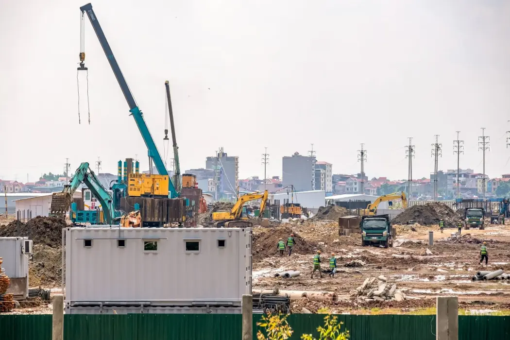 Khung cảnh xây dựng nhà máy mới thuộc tập đoàn Foxconn tại Bắc Giang năm 2023. Hình ảnh: Linh Phạm chụp cho Bloomberg 