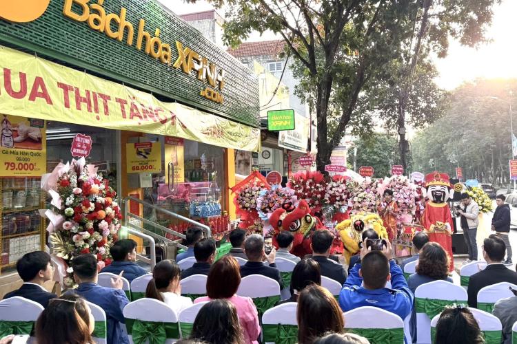 Bên ngoài cửa hàng Bách Hoá Xanh tại Ninh Bình khai trương sáng 28.11. Hình ảnh: Bách Hoá Xanh cung cấp