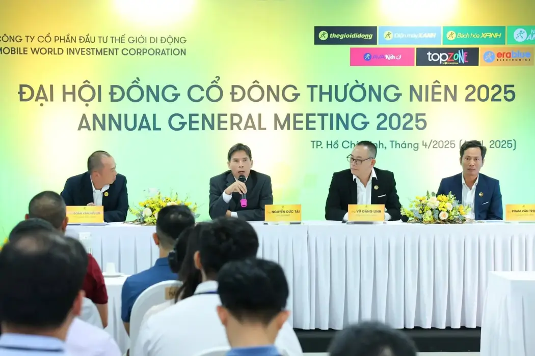 Ông Nguyễn Đức Tài, chủ tịch HĐQT tập đoàn Thế giới di động (MWG) trả lời câu hỏi trong đại hội cổ đông 2025 diễn ra ngày 26.4. Hình ảnh: MWG cung cấp 