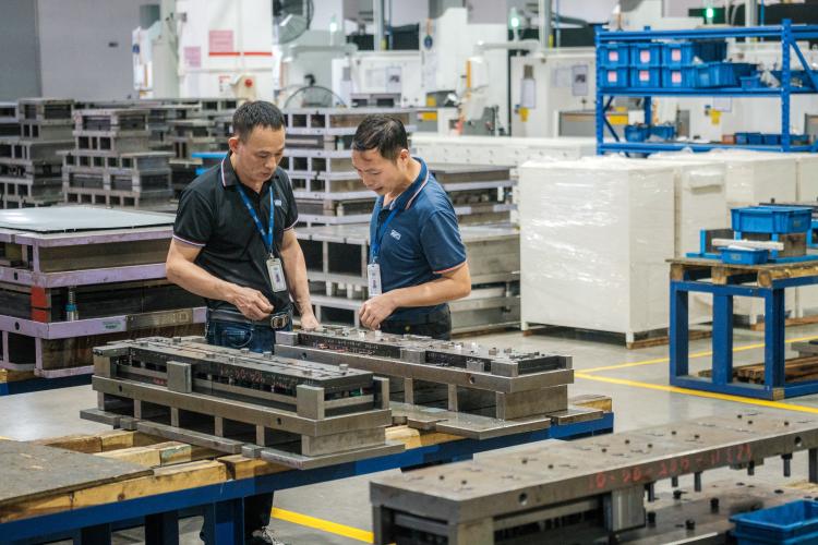 Bên trong nhà máy Asia Vital Components tại Việt Nam. Hình ảnh: Linh Pham