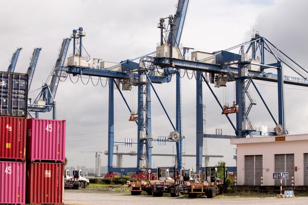 Bên trong Tân Cảng Hiệp Phước. Hình ảnh: Yen Duong 