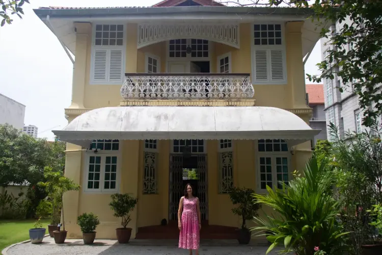 Họa sĩ Louise Goss-Custard trước ngôi nhà ở Penang Ảnh: Karoline Kan/Bloomberg