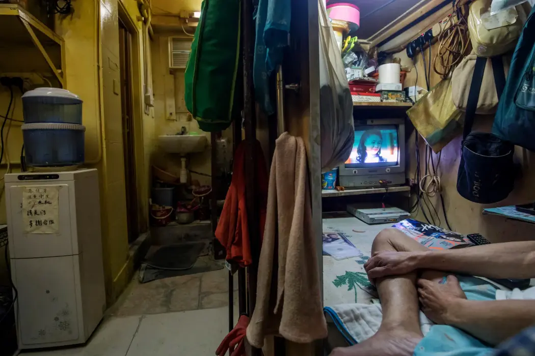Bên trong một căn hộ chia nhỏ, còn gọi là “nhà lồng”, ở Hong Kong. Hình ảnh: Paul Yeung/Bloomberg 