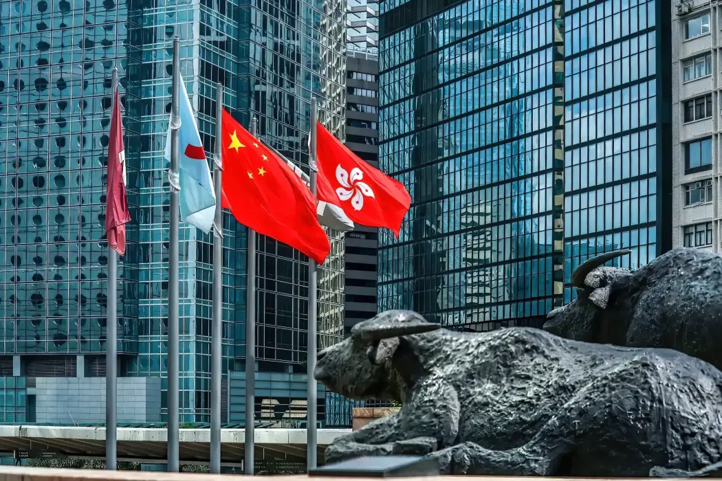Bên ngoài khu phức hợp Exchange Square, nơi có Sở giao dịch chứng khoán Hồng Kông. Hình ảnh: Lam Yik/Bloomberg 
