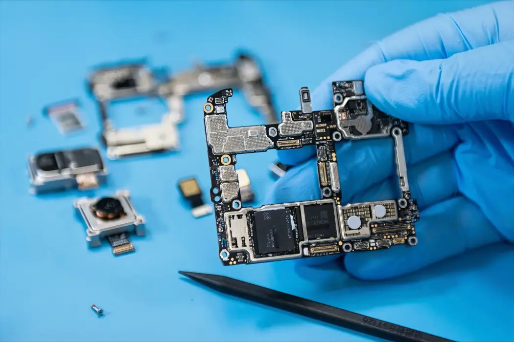 Các linh kiện của một chiếc điện thoại thông minh Huawei Technologies Co. Hình ảnh: James Park/Bloomberg 