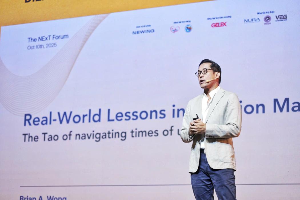 Ông Brian Wong, cựu phó chủ tịch Alibaba, tại sự kiện The NExT Forum của NEWING ngày 10.10. Hình ảnh: NEWING. 