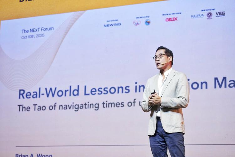 Ông Brian Wong, cựu phó chủ tịch Alibaba, tại sự kiện The NExT Forum của NEWING ngày 10.10. Hình ảnh: NEWING.