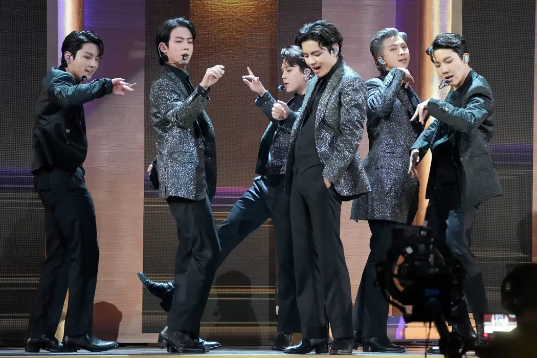 Với fan BTS, câu chuyện chưa bao giờ chỉ là âm nhạc