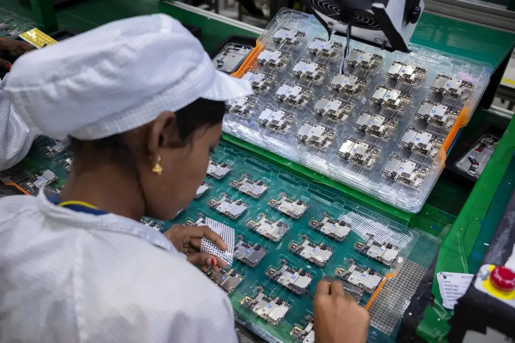 Apple và các công ty cùng ngành đã chuyển hoạt động sản xuất sang các quốc gia như Ấn Độ và Việt Nam để giảm thiểu rủi ro liên quan đến thuế quan và căng thẳng địa chính trị. Hình ảnh: Karen Dias/Bloomberg 