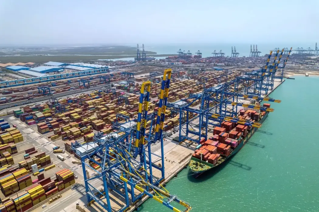 Tàu container ở Mundra, Gujarat, Ấn Độ. Hình ảnh: Sumit Dayal/Bloomberg 