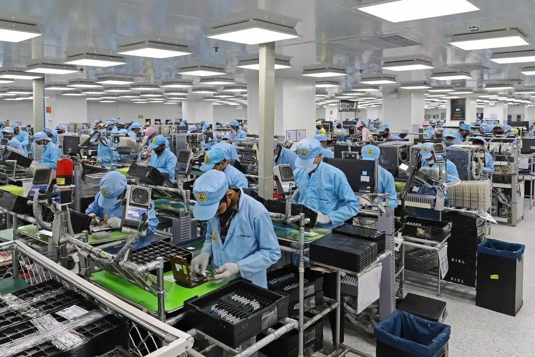 Nhân viên làm việc trên dây chuyền lắp ráp điện thoại di động ở Noida, Ấn Độ. Hình ảnh: Prashanth Vishwanathan/Bloomberg 