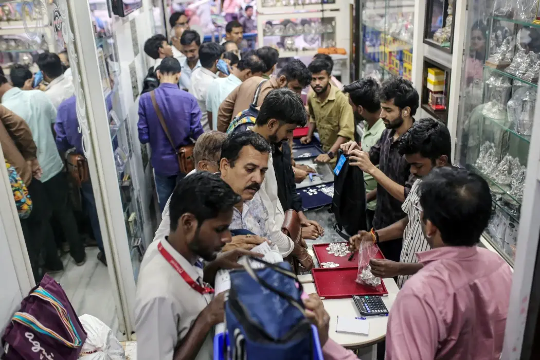Khách hàng mua trang sức bạc tại một cửa hàng ở Mumbai vào ngày 17 tháng 10. Hình ảnh: Dhiraj Singh/Bloomberg 