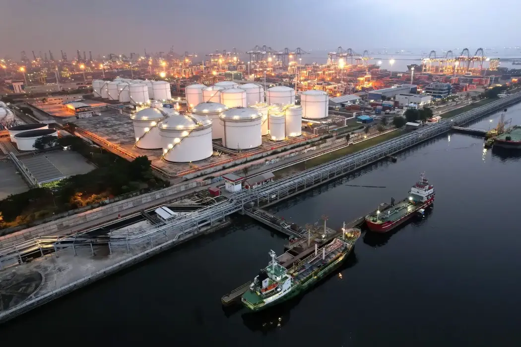 Cơ sở lưu trữ nhiên liệu Pertamina tại cảng Tanjung Priok ở Jakarta vào năm 2022. Hình ảnh: Dimas Ardian/Bloomberg 