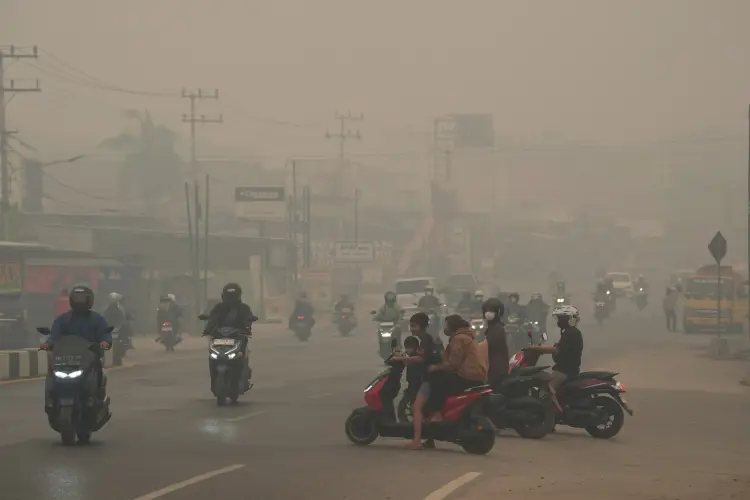Khói mù dày đặc từ các đám cháy bao phủ đường phố Palangkaraya ngày 24.9. Hình ảnh: Dimas Ardian/Bloomberg