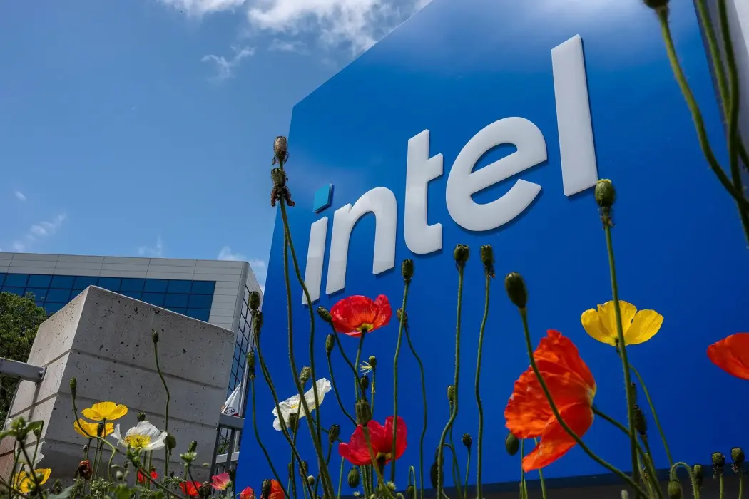 Chính quyền ông Trump cân nhắc mua 10% cổ phần của Intel