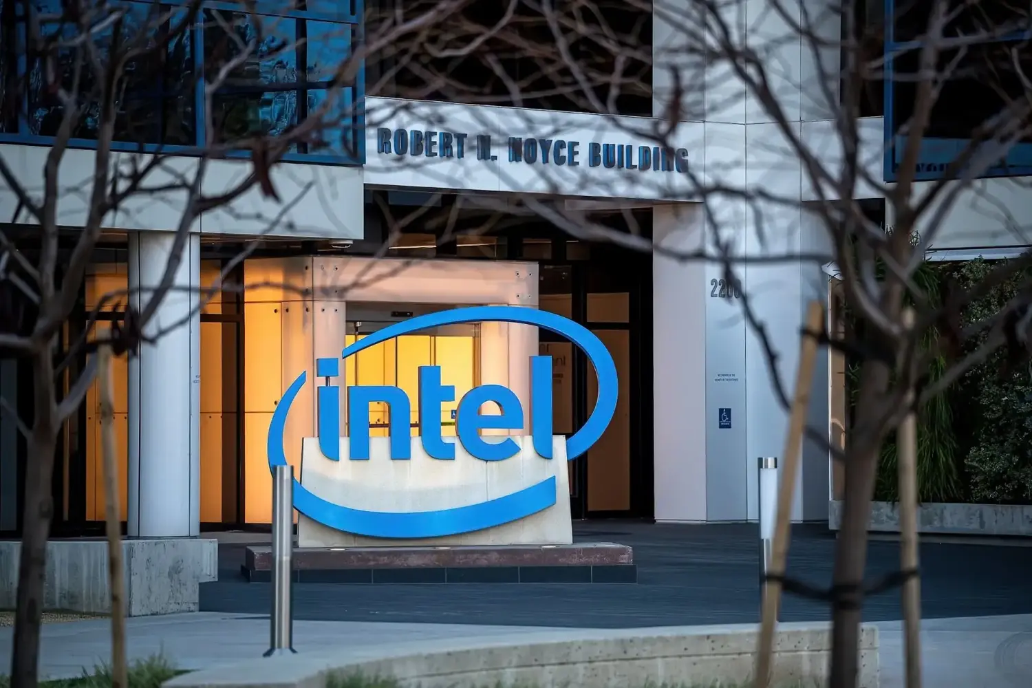 Cổ phiếu Intel tăng 24 tỉ USD, định giá cao nhất kể từ năm 2002