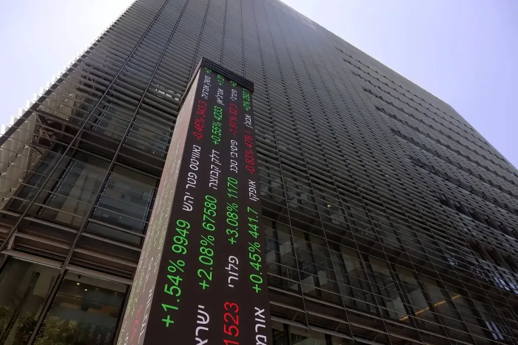 Sàn giao dịch chứng khoán Tel Aviv đang thách thức những kỳ vọng thời chiến. Hình ảnh: Kobi Wolf/Bloomberg 
