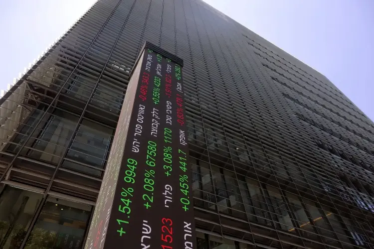 Sàn giao dịch chứng khoán Tel Aviv đang thách thức những kỳ vọng thời chiến. Hình ảnh: Kobi Wolf/Bloomberg