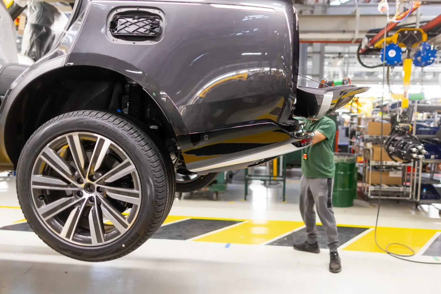 Jaguar Land Rover nối lại sản xuất tại Anh sau vụ tấn công mạng