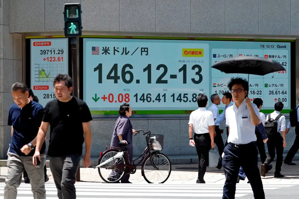 Chứng khoán châu Á mở cửa trái chiều, đồng USD suy yếu