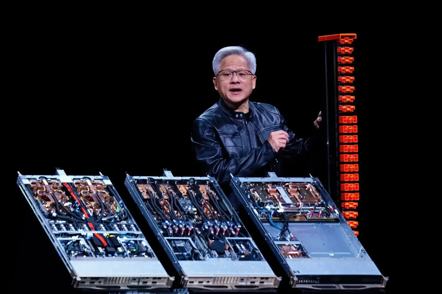 CEO Nvidia kêu gọi lãnh đạo công nghệ đừng gieo sợ hãi về AI