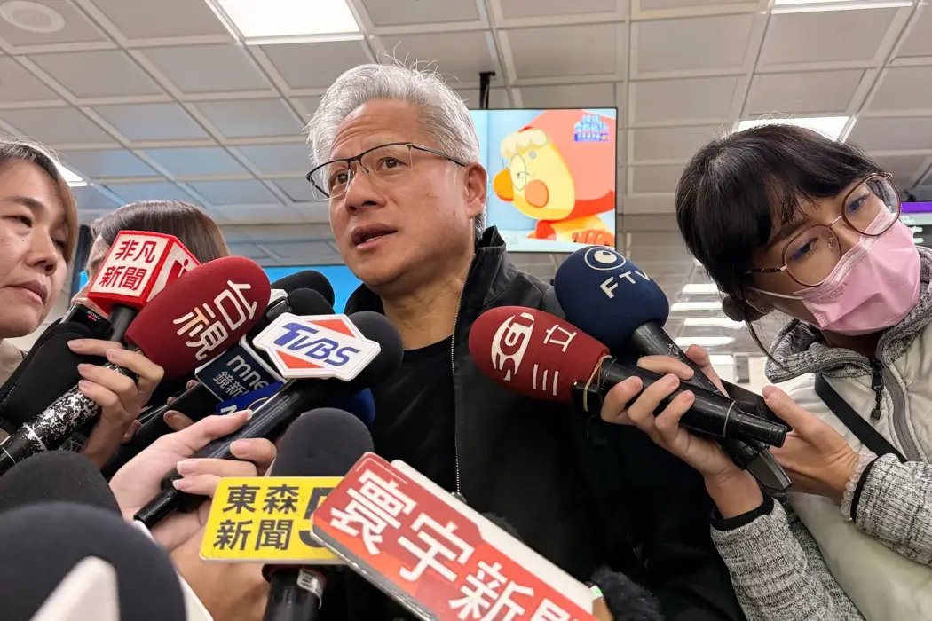 Ông Jensen Huang trả lời truyền thông tại TP. Đài Nam, Đài Loan ngày 7.11. Hình ảnh: Debby Wu/Bloomberg 