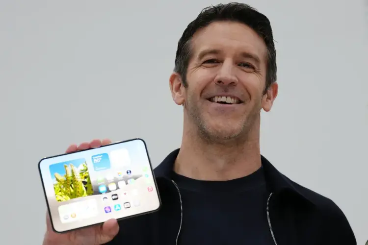 CEO John Ternus muốn Apple ra mắt sản phẩm mới nhiều lần trong năm Ảnh: David Paul Morris/Bloomberg