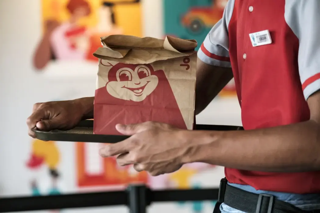 Đơn hàng mang đi tại một nhà hàng Jollibee ở Quezon City, khu vực Metro Manila, Philippines. Hình ảnh: Veejay Villafranca/Bloomberg 