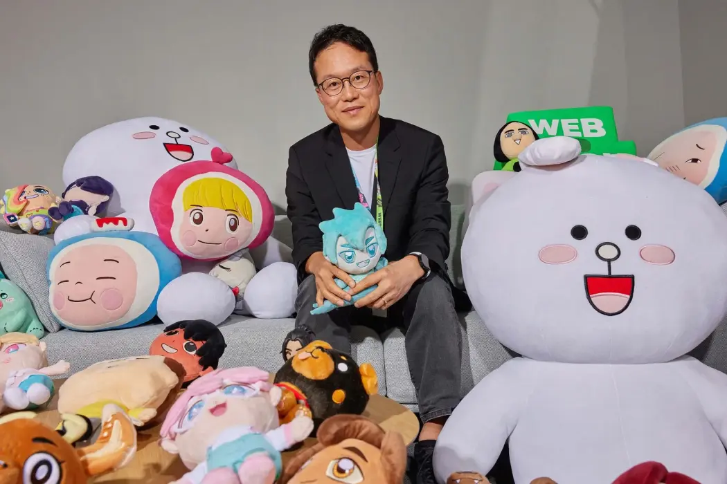 Ken Kim, chủ tịch Webtoon America, tại trụ sở công ty ở Los Angeles. Ảnh:  Maggie Shannon chụp cho Bloomberg Businessweek 