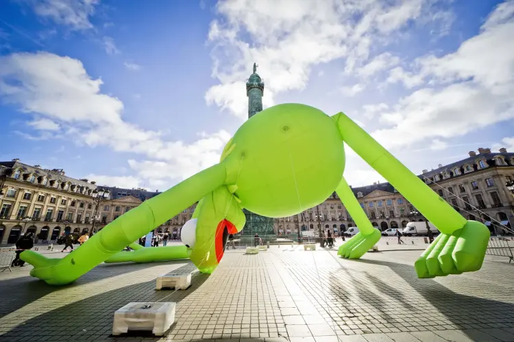 Tác phẩm Kermit the Frog, Even của Alex Da Corte, xuất hiện tại quảng trường Place Vendome trong khuôn khổ triển lãm Art Basel Paris năm 2025.

Nguồn: Xavier Francolon/AP