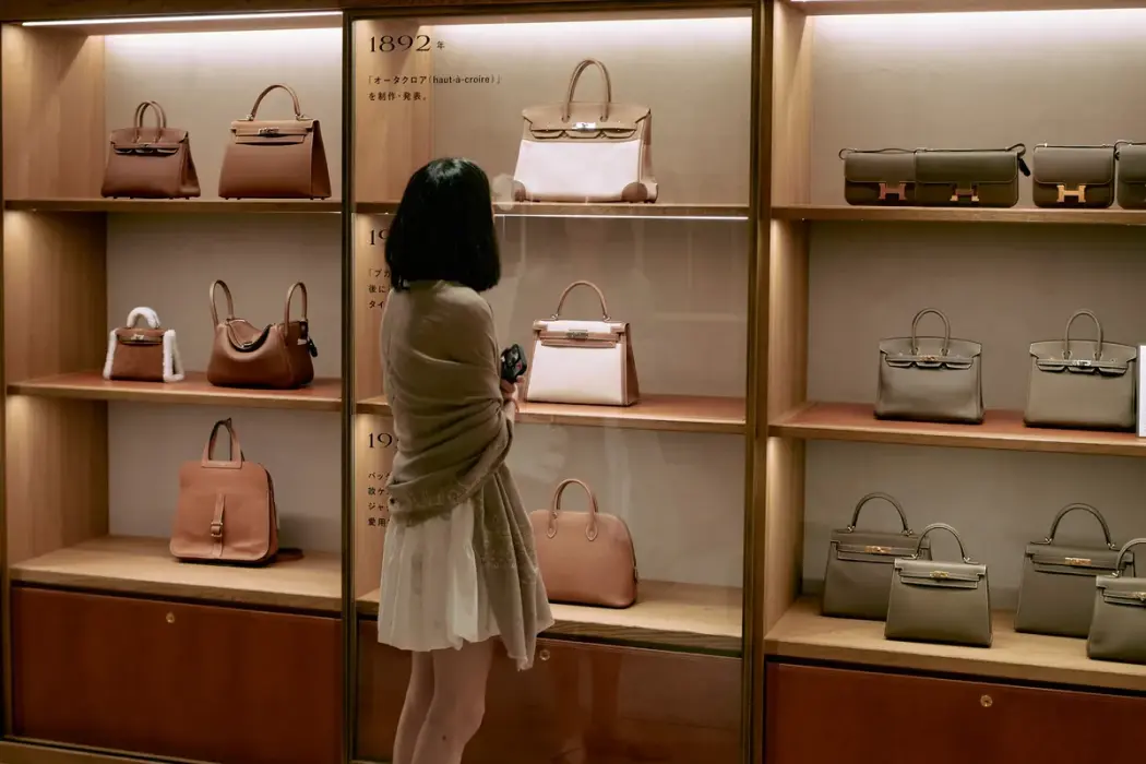 Một khách hàng đang xem các sản phẩm được bán tại cửa hàng ALLU Omotesando do Valuence Holdings Inc. điều hành tại Tokyo vào tháng 9. Hình ảnh Ko Tsuchiya/Bloomberg 