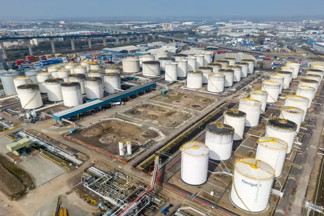 Giá dầu Brent tăng lên trên mốc 106 USD một thùng