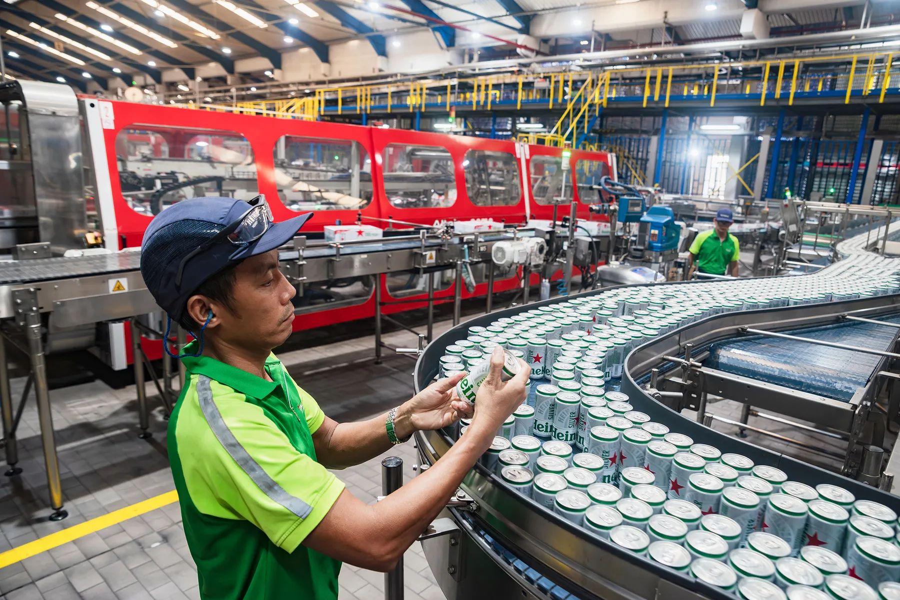 Kiểm tra các lon bia Thong Vo cho Bloomberg Businessweek