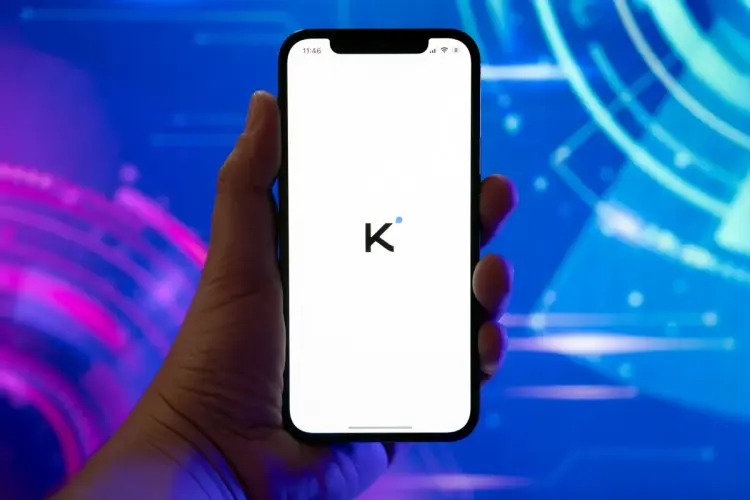Logo Kimi trên một màn hình điện thoại Nguồn: Bloomberg