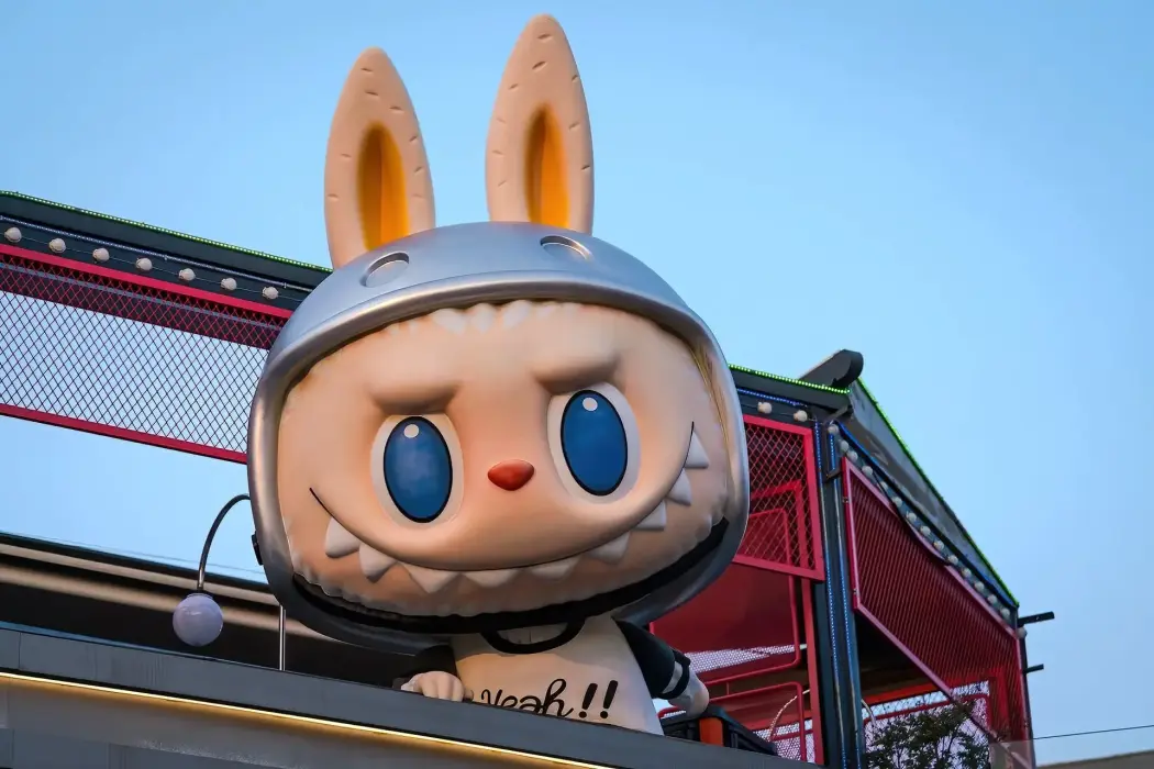 Một nhân vật Labubu tại một cửa hàng Pop Mart ở Bắc Kinh. Hình ảnh: Na Bian/Bloomberg 