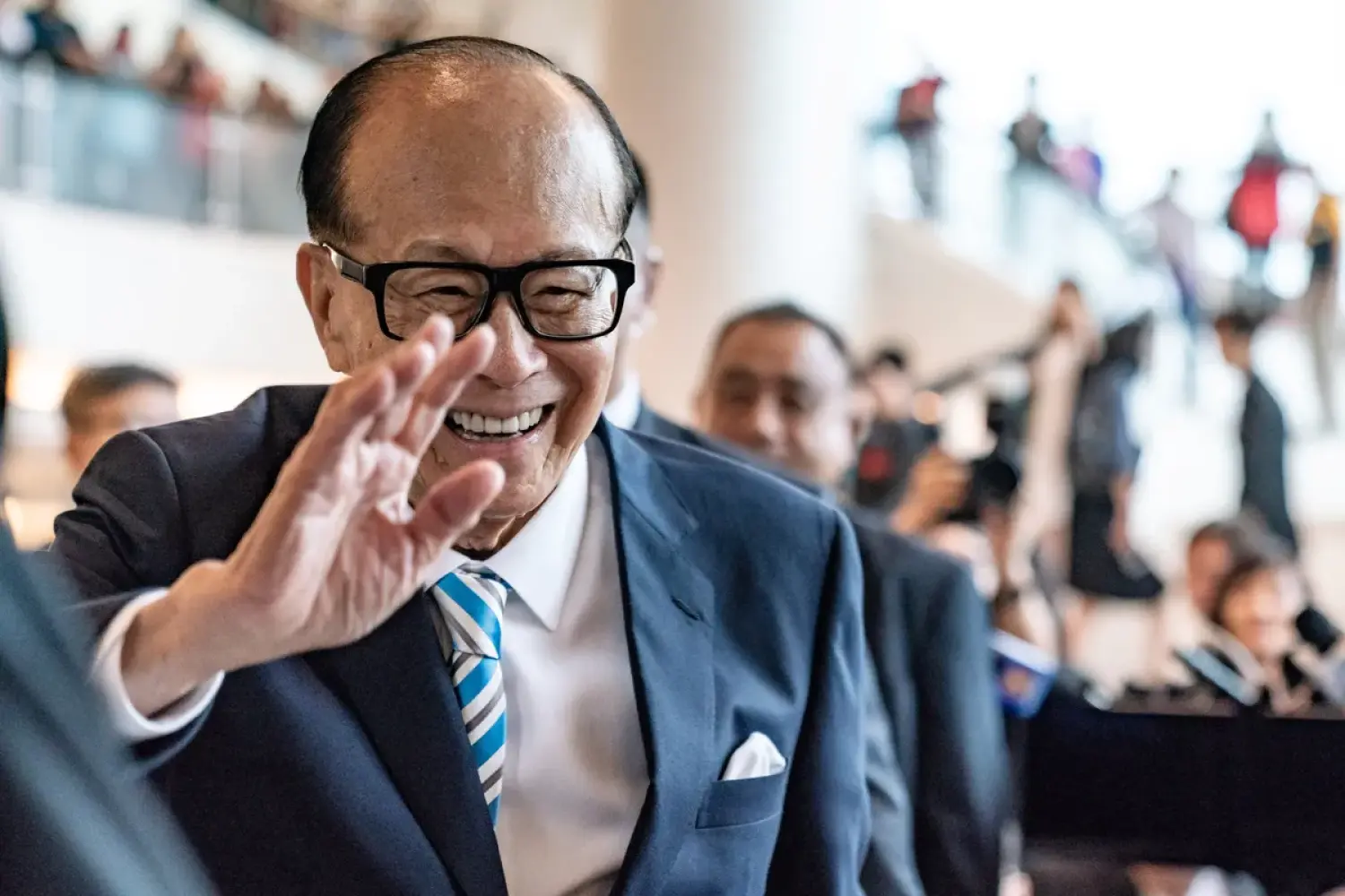Kế hoạch thoái vốn và chuyển giao quyền lực của tỉ phú Li Ka-shing