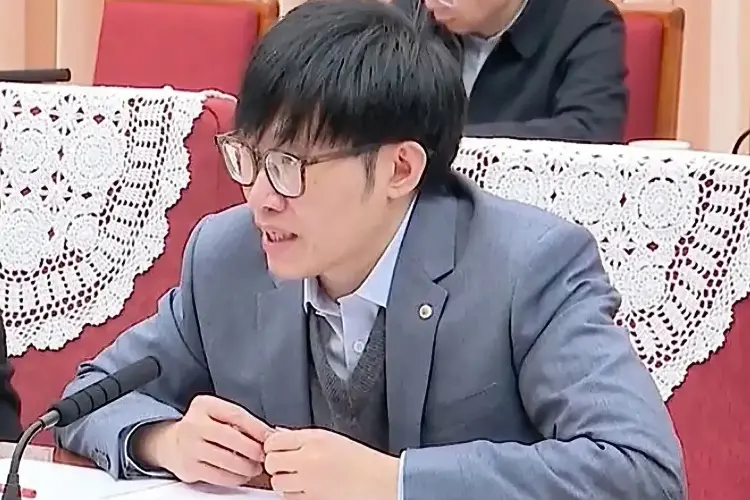 Nhà sáng lập DeepSeek. Hình ảnh: Bloomberg chụp từ màn hình tường thuật sự kiện.