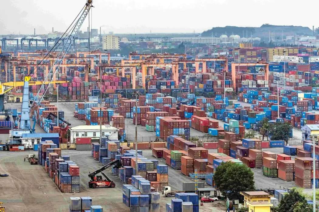 Ra vào nhộn nhịp