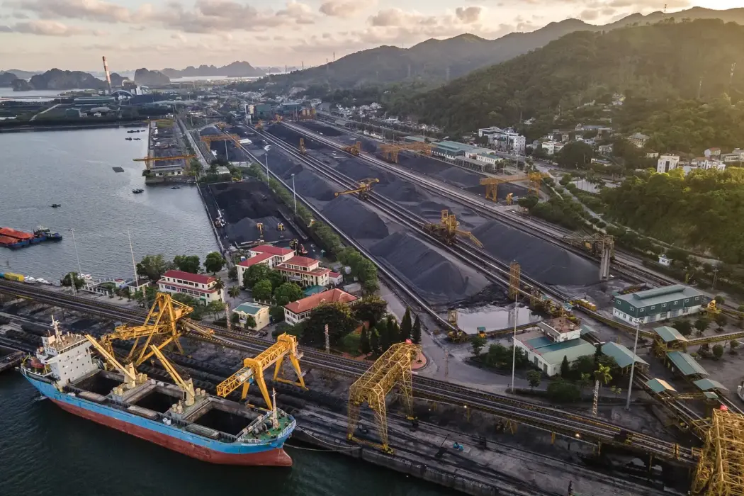 Một bến tàu than tại cảng Cẩm Phả, thành phố Cẩm Phả, tỉnh Quảng Ninh, Việt Nam, ngày 12.7.2023. Hình ảnh: Linh Phạm 