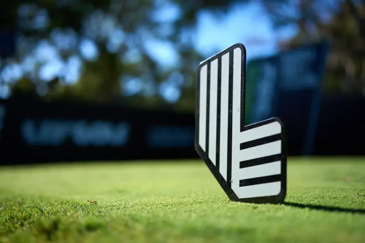 Biển báo điểm phát bóng tại hố số 11 trong ngày thi đấu đầu tiên của giải LIV Golf Andalucia diễn ra tại sân Valderrama ở Cádiz, Tây Ban Nha. Ảnh: Angel Martinez/Getty Images