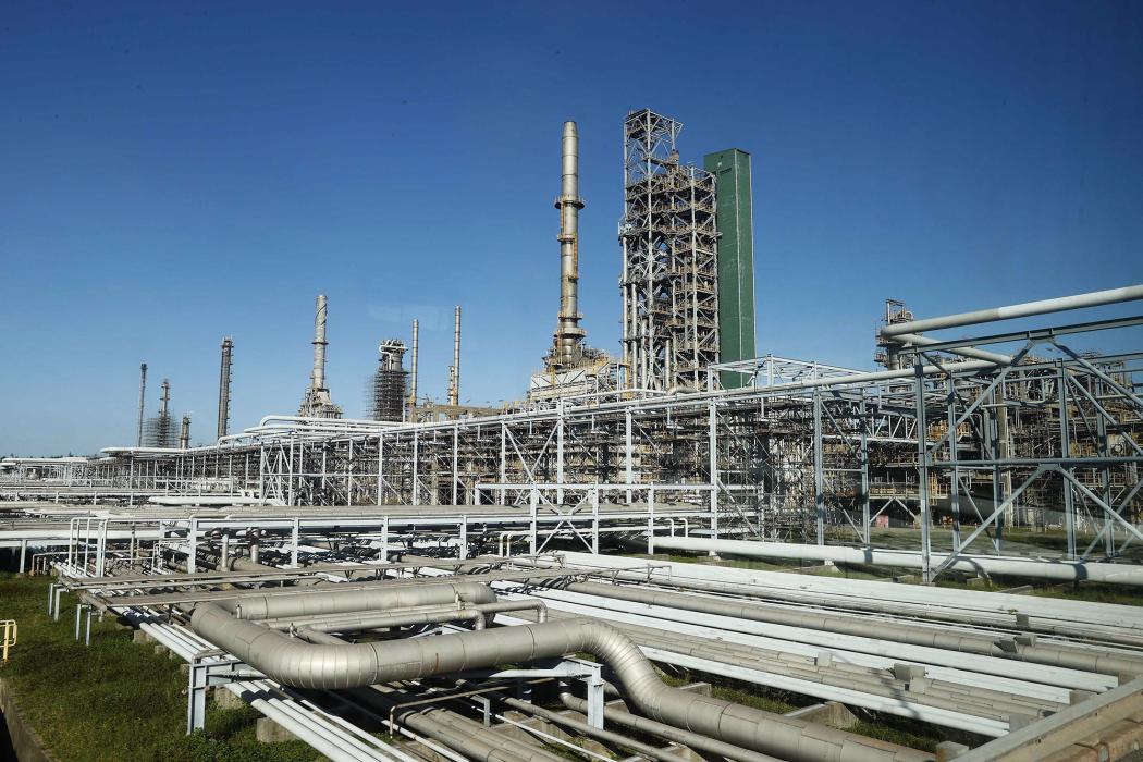 Nhà máy lọc dầu Dung Quất thuộc Công ty cổ phần lọc hóa dầu Bình Sơn (Tập đoàn Dầu khí Việt Nam). Hình ảnh: Doãn Tấn - TTXVN 