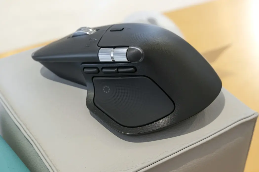Chuột MX Master 4 của Logitech có lớp vỏ nhựa sần, không còn phủ lớp cao su mềm như các mẫu trước. Hình ảnh: Chris Welch/Bloomberg 