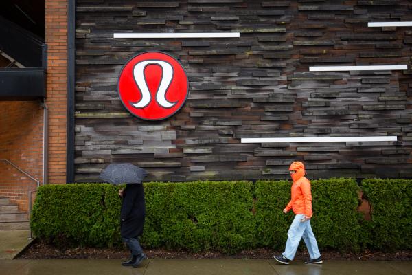Những chiếc quần quá mỏng đang thách thức tăng trưởng của Lululemon