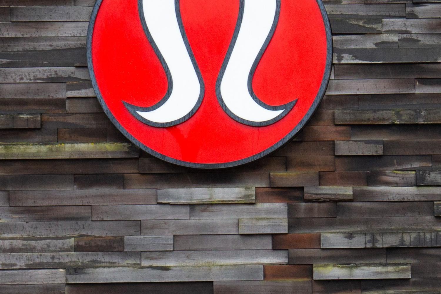 Những chiếc quần quá mỏng đang thách thức tăng trưởng của Lululemon