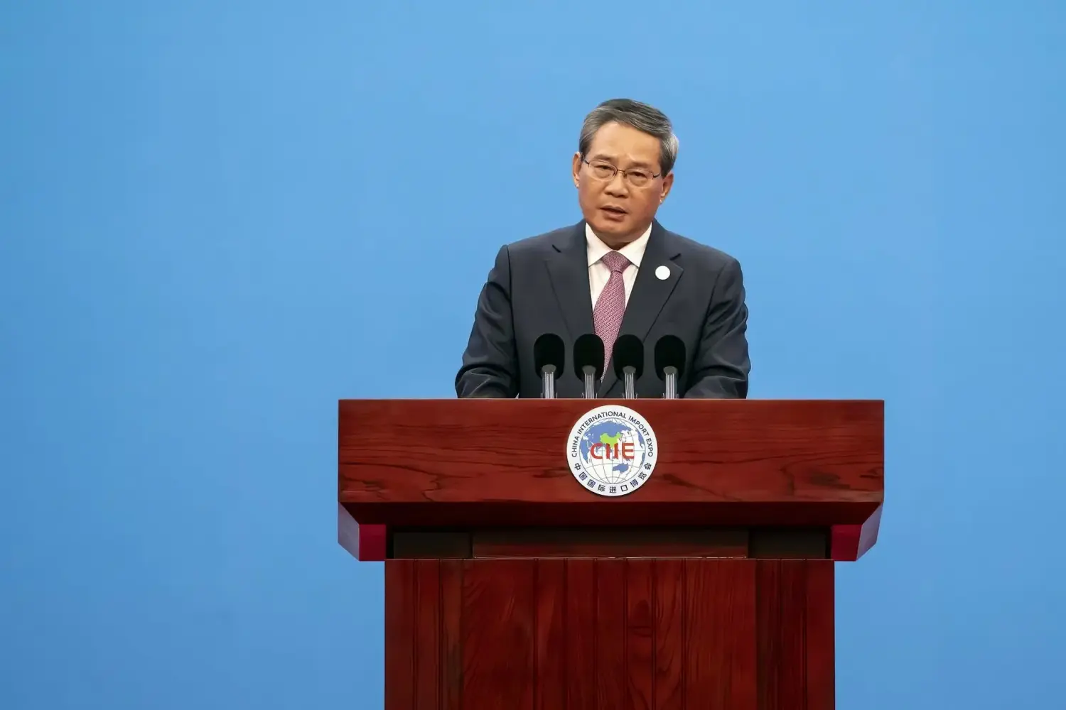 Thủ tướng Lý Cường: Trung Quốc đủ năng lực ứng phó với việc tăng thuế quan của Donald Trump